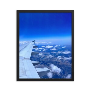 Flugzeug & Wolken Fotografie - Gerahmtes Luster Poster - Wolken Kunst - Natur Wandkunst - Himmel Fotogtaph - Reise