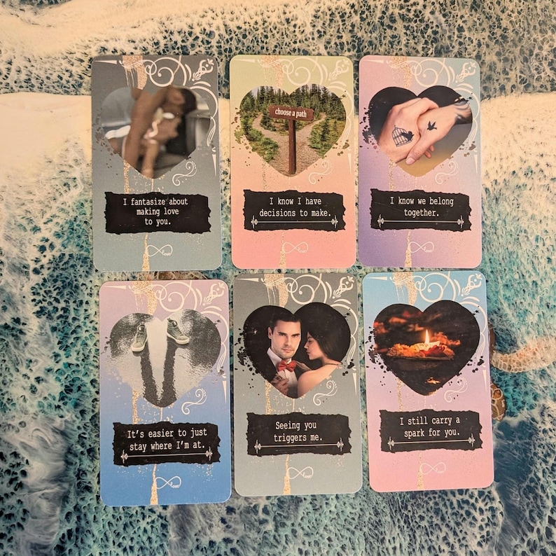 Puede incluir: Seis cartas de or&aacute;culo rectangulares con recortes en forma de coraz&oacute;n que muestran varias escenas y texto. Las cartas incluyen frases como I fantasize about making love to you, I know I have decisions to make, I know we belong together, It's easier to just stay where I'm at, Seeing you triggers me y I still carry a spark for you.