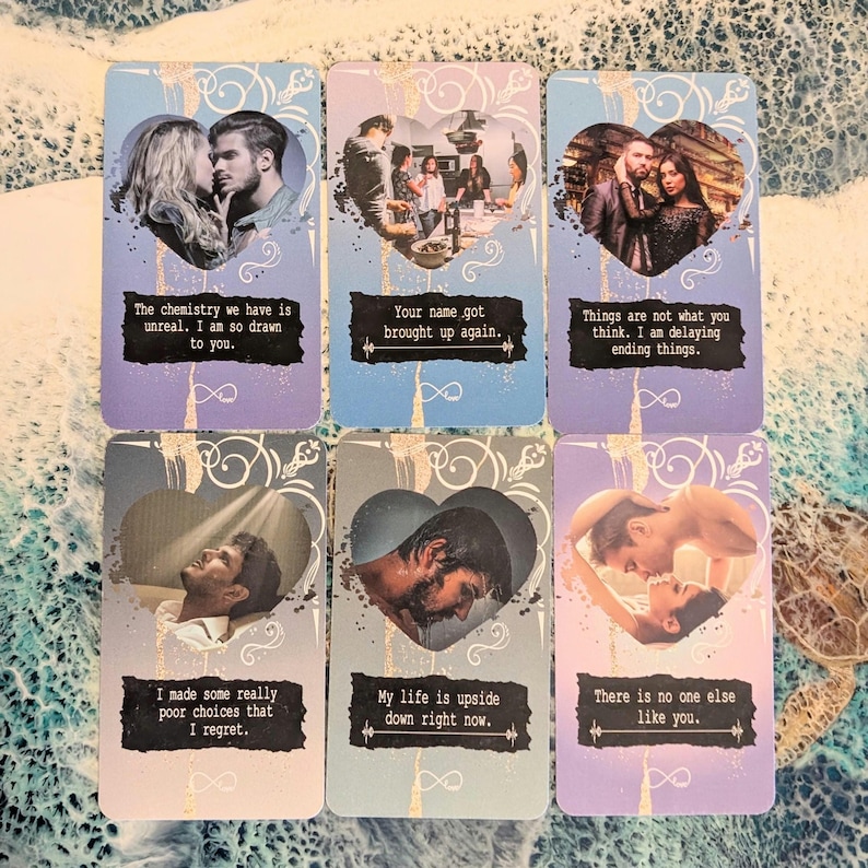 Puede incluir: Seis cartas de or&aacute;culo rectangulares con degradados pastel y detalles dorados. Cada carta presenta una foto en forma de coraz&oacute;n de personas y un cuadro de texto negro con frases como The chemistry we have is unreal, Your name got brought up again.