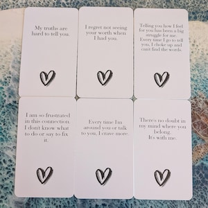 Puede incluir: Seis tarjetas de afirmación blancas con texto negro y un gráfico de corazón negro. Las tarjetas contienen frases como "Mis verdades son difíciles de decirte" y "Lamento no haber visto tu valor cuando te tenía."