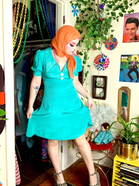 60s look Dagger collar mini dress