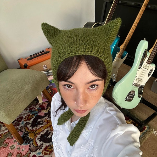 顎の下で結ぶ、上品な大人のニット猫帽子/猫耳ボンネットのパターン