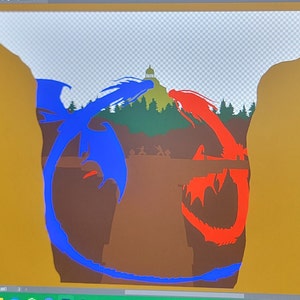 Puede incluir: Una ilustración digital de dos dragones enfrentados. El dragón de la izquierda es azul y el dragón de la derecha es rojo. Los dragones están en un cañón con un pequeño edificio en el fondo.