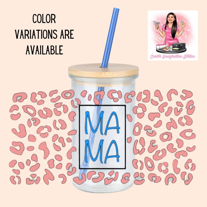 May include: A clear glass tumbler with a wooden lid and a blue straw. The tumbler has a pink leopard print design and the words "MA MA" written in blue on the front.