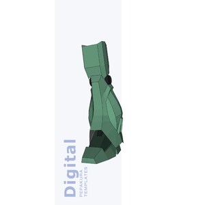 Pu&ograve; includere: Una figura verde geometrica renderizzata digitalmente, forse un modello di robot o personaggio, si erge su uno sfondo bianco. La figura &egrave; composta da forme angolari e ha un accento scuro. La parola "Digital" e "Pepakura Templates" sono stampate verticalmente.