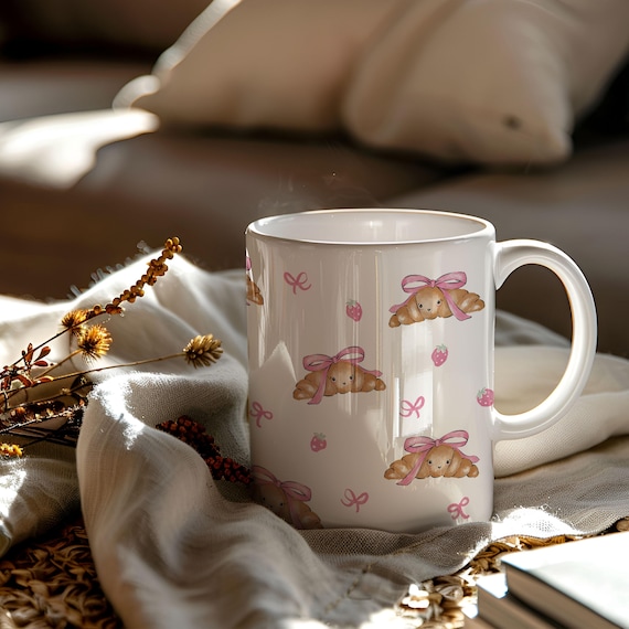Soft Pink Schleife & Croissant Tasse | Kokette Ästhetik Becher | Girly Kaffeetasse | Ballettcore Pastell Tasse | Weibliches Geschenk für Sie