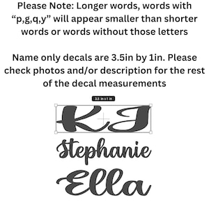 Peut inclure: Des autocollants noirs avec les noms "K J", "Stephanie" et "Ella" en &eacute;criture cursive. Le texte "Name only decals are 8.9cm par 2.5cm" est &eacute;galement pr&eacute;sent. L'image comprend une note sur la taille des mots.