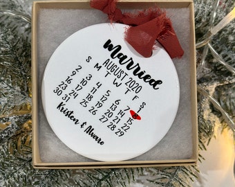 Getrouwd ornament, aangepaste huwelijksgeschenk, bruiloft datum ornament, kalender, verjaardagscadeau, onze eerste kerst, pasgetrouwde geschenk, verlovingscadeau