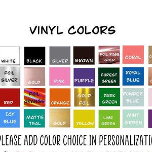 Peut inclure: Un nuancier de couleurs de vinyle, comprenant blanc m&eacute;tallis&eacute;, noir, argent, marron, or, rose, violet, rouge, orange et diverses nuances de vert et de bleu. Le texte indique "COULEURS VINYLE" et "VEUILLEZ AJOUTER LE CHOIX DE COULEUR DANS LA SECTION PERSONNALISATION."