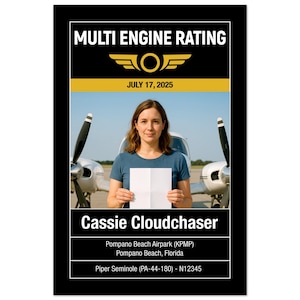 Può includere: Certificato con cornice nera con la scritta "MULTI ENGINE RATING" e un emblema dorato. Il certificato presenta una donna che tiene in mano un foglio di carta bianco davanti a un piccolo aereo. Il certificato include anche il nome "Cassie Cloudchaser" e altri dettagli.