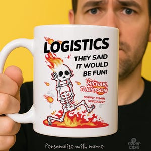 Puede incluir: Taza de cerámica blanca con la palabra "LOGISTICS" en negro, un gráfico de esqueleto y el texto "THEY SAID IT WOULD BE FUN!". La taza también incluye el nombre "MICHAEL THOMPSON" y "SUPPLY CHAIN SPECIALIST".