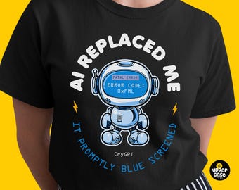 Könnte beinhalten: Schwarzes T-Shirt mit einem Cartoon-Roboter-Design. Der Roboter ist blau und weiß, mit dem Text "AI REPLACED ME" und "IT PROMPTLY BLUE SCREENED" in einem kreisförmigen Muster. Der Roboterbildschirm zeigt "FATAL ERROR" und "ERROR CODE: 0xFML".