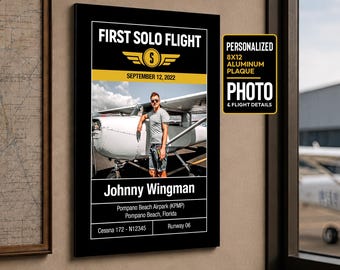 Könnte beinhalten: Eine rechteckige 20x30 cm Aluminiumplatte mit der Aufschrift FIRST SOLO FLIGHT, einem gelben geflügelten Emblem und dem Datum 12. September 2022. Sie zeigt ein Foto eines Piloten neben einer Cessna 172, den Namen Johnny Wingman und Pompano Beach.
