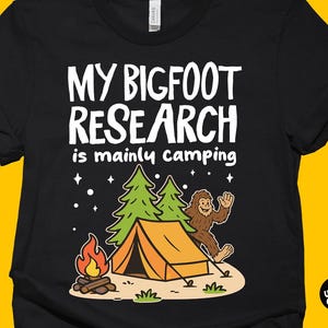 Lustiges Bigfüßer-Shirt, meine Bigfuß- Forschung ist hauptsächlich Camping, Sasquatch-Grafik-T-Stück für Wanderer-Camper Cryptid-Gläubige, lustiges Camping-Geschenk