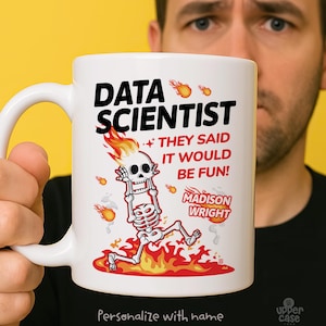 Könnte beinhalten: Weiße Keramik-Tasse mit dem Text "DATA SCIENTIST" und "THEY SAID IT WOULD BE FUN!". Ein Cartoon-Skelett ist in Flammen dargestellt. Die Tasse ist mit dem Namen "MADISON WRIGHT" personalisiert.