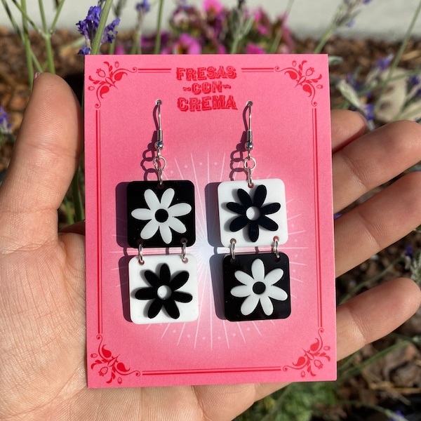 Pendientes de margaritas con bloques de color blanco y negro / Pendientes acrílicos / Hechos a mano / Pequeños regalos / Cumpleaños / Joyería / Accesorios