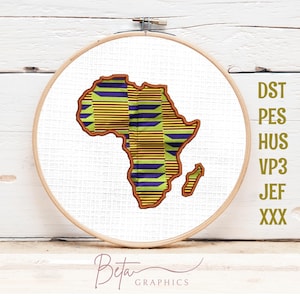Puede incluir: Un bastidor de bordado de madera con un mapa de África bordado. El mapa está relleno con un colorido patrón de rayas amarillas, verdes y azules. El texto "Beta Graphics" está en la parte inferior.