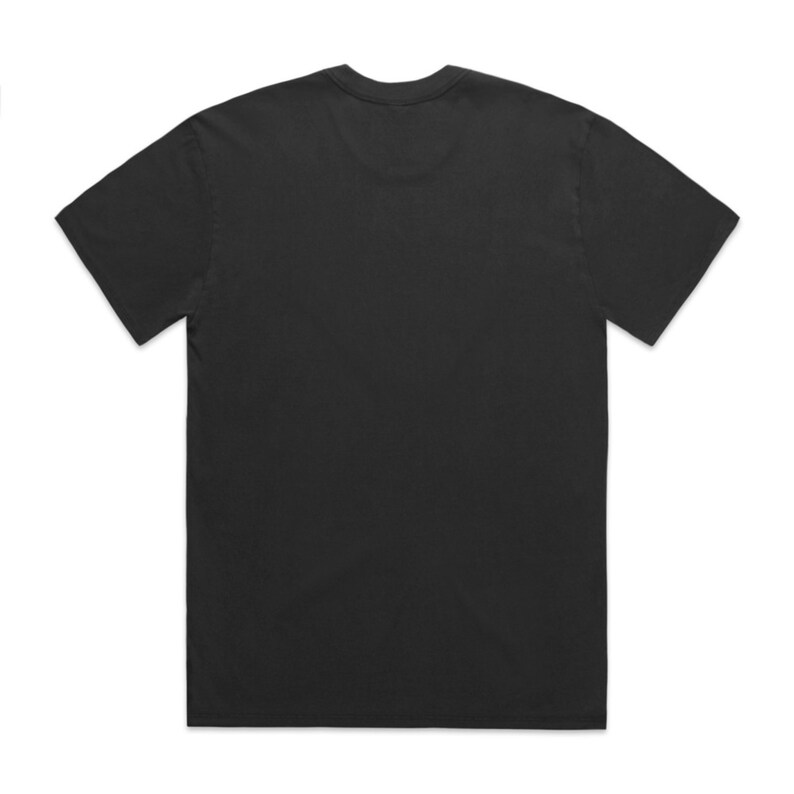 Puede incluir: Una camiseta negra lisa con cuello redondo y mangas cortas. La tela parece suave y opaca. La parte trasera de la camiseta es visible, mostrando un dise&ntilde;o simple y cl&aacute;sico. Esta camiseta vers&aacute;til es adecuada para uso casual.