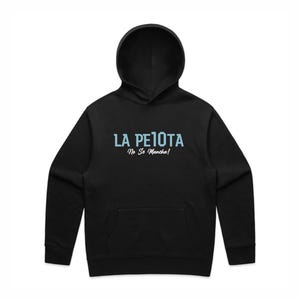 Puede incluir: Sudadera con capucha negra con un bolsillo delantero y un gr&aacute;fico azul claro que dice "LA PELOTA No Se Mancha!" en una fuente estilizada. La sudadera tiene una capucha con cord&oacute;n y mangas largas.