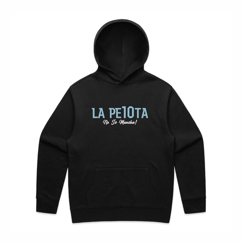 Puede incluir: Sudadera con capucha negra con un bolsillo delantero y un gr&aacute;fico azul claro que dice "LA PELOTA No Se Mancha!" en una fuente estilizada. La sudadera tiene una capucha con cord&oacute;n y mangas largas.