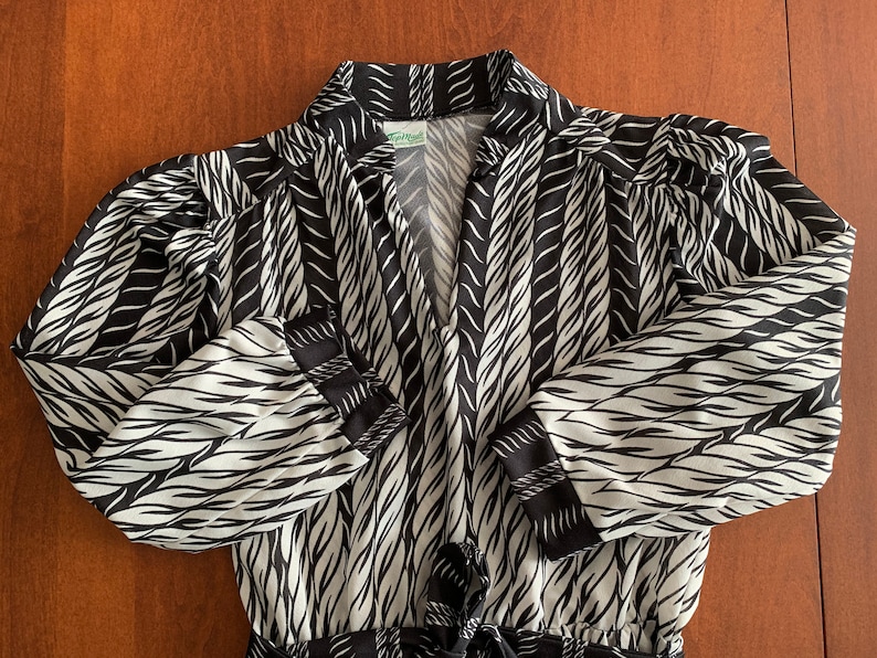 Vintage 1970s Black and White Belted Dress 70s Mock Collar and V Neck Women/'s Small Rope Cord Print