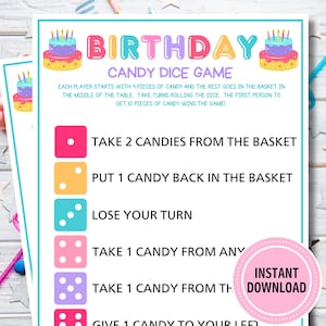 Può includere: Un foglio di gioco stampabile a tema compleanno. Il testo recita "Birthday Candy Dice Game" con istruzioni e azioni legate ai dadi. Include un cerchio rosa con la scritta "Instant Download". Il design presenta illustrazioni di torte.