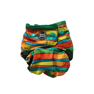 Könnte beinhalten: Eine bunte, gestreifte wiederverwendbare Stoffwindel mit einem grün-schwarzen Baby Roo-Logo. Die Windel hat ein helles orangefarbenes, gelbes, grünes und blaues Streifenmuster.