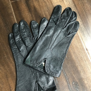 Vintage black leather driving gloves, Sz 7 1/4, twist accent