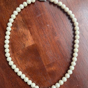 Collier vintage en fausses perles avec fermoir en argent sterling