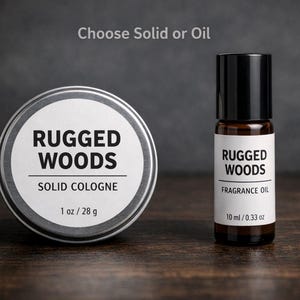 Op de afbeelding: Een afbeelding toont een vaste cologne en een flesje geurolie. De cologne, met het label "RUGGED WOODS SOLID COLOGNE", bevat 28 g. Het flesje geurolie, eveneens met het label "RUGGED WOODS", bevat 10 ml. De tekst "Choose Solid or Oil" staat bovenaan.