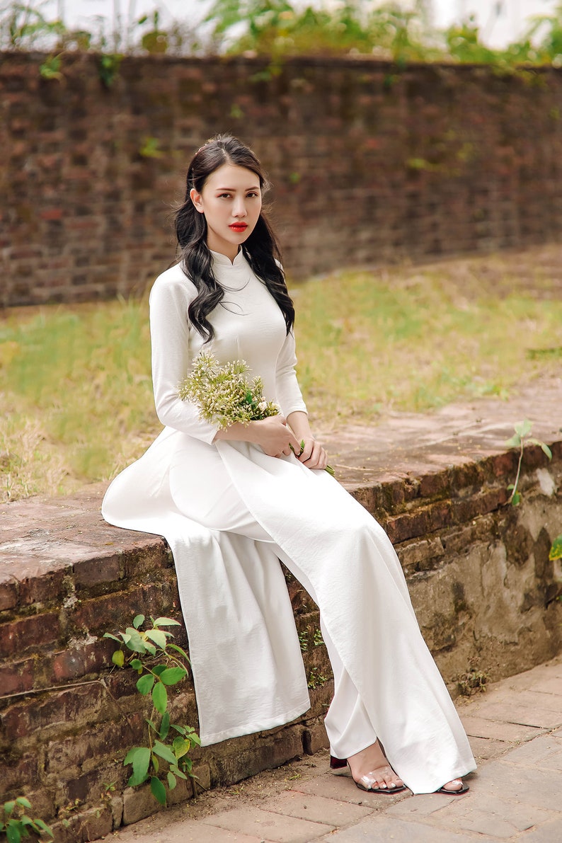 High quality Vietnamese Ao dai white, special Vietnamese Ao Dai trang, include pants V collar- 2cm