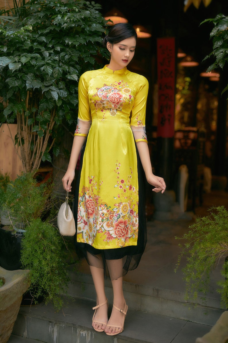 Vietnamese modern ao dai , High quality Vietnamese traditional costume, Vietnamese traditional clothing, include skirts. Yellow