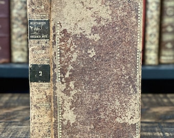 Könnte beinhalten: Ein abgenutztes, braunes, ledergebundenes Buch mit einem Rücken, auf dem "Historien of the Second Age" und die Nummer "2" stehen.