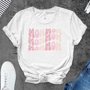 Gift for Mommom Cute Mommom Graphic Tee Trendy Mommom T-Shirt Fun Mommom Typography Tee Gift for Grandmother