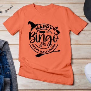 Camiseta de bingo de Halloween, camiseta de feliz Halloween, diseño de sombrero y escoba de bruja, gráfico de gato espeluznante, divertida camiseta para fiesta navideña
