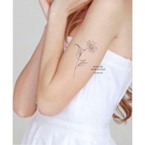 Pu&ograve; includere: Un disegno a linea di una margherita con stelo e foglie. Il fiore &egrave; sul braccio di una persona. Il testo "INSTANT DOWNLOAD @seraseals" &egrave; sotto il fiore.