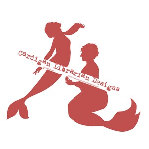 Op de afbeelding: Silhouet van twee zeemeerminnen, een houdt een klein voorwerp vast, tegen een witte achtergrond. De tekst "Cardigan Librarian Designs" is in rood gedrukt aan de onderkant van de afbeelding.