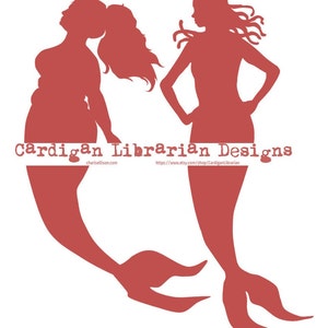 Op de afbeelding: Twee rode silhouetten van zeemeerminnen met staarten. De zeemeermin links heeft een paardenstaart en kijkt naar links. De zeemeermin rechts kijkt naar rechts met haar armen op haar heupen. De tekst "Cardigan Librarian Designs" staat onder de zeemeerminnen.