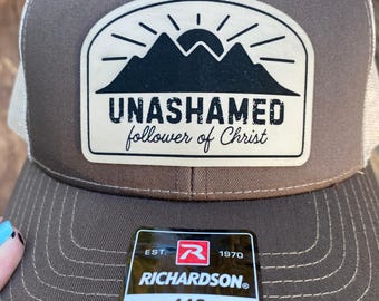 Chapeau chrétien sans vergogne • Écusson en similicuir gravé • Richardson 112 • Chapeau Faith personnalisé • Cadeau disciple de Jésus • Option chapeau queue de cheval léopard