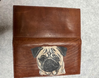 Carteira porta-cartões de couro marrom com estampa de pug pintada à mão (exclusiva).