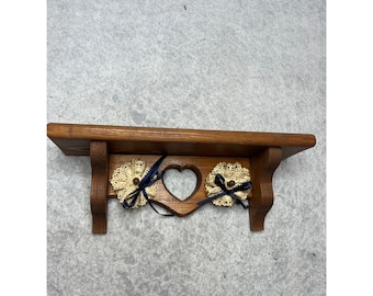 Estante de pared rústico vintage de madera con forma de corazón, perchero, tapete, detalles de granja, cabaña