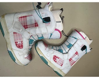 Bottes de snowboard DC Siloh 09 pour femme, motif à carreaux blanc, rose et turquoise, référence 301905, pointure 7,5 (Y2K).