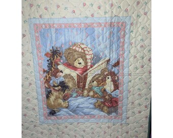 Vintage Crib Baby Quilt Teddy Bear Reading To Stuffed Animal Friends 33"x44" 90s