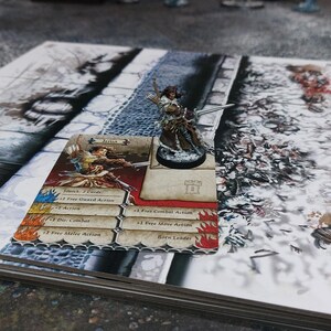 Cmon Games ZOMBICIDE WHITE DEATH Jenia miniature peinte avec carte