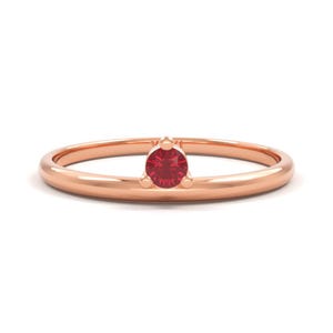 Bague solitaire côté rubis 14 carats | Bague rubis empilable image 4