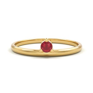 Bague solitaire côté rubis 14 carats | Bague rubis empilable image 1