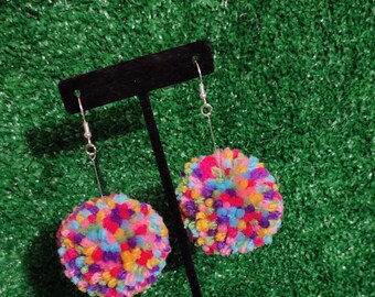 Pendientes colgantes hechos a mano con pompones