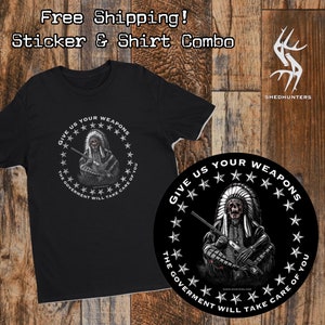 Peut inclure: T-shirt noir avec un motif blanc représentant un Amérindien tenant un fusil avec le texte "Give Us Your Weapons The Government Will Take Care Of You". Un autocollant noir et blanc avec le même motif et le même texte est également présenté.