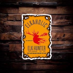 Peut inclure: Autocollant rectangulaire avec une bordure vieillie et un fond jaune. Il pr&eacute;sente un &eacute;lan rouge avec des flammes et le texte "ELKAHOLIC" et "ELK HUNTER". Le texte suppl&eacute;mentaire comprend "100% Addicted" et "SCOUT HUNT BOW HUNT GUN HUNT SHED HUNT".