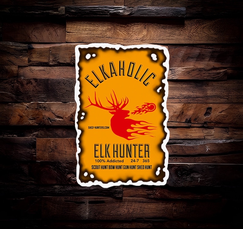 Peut inclure: Autocollant rectangulaire avec une bordure vieillie et un fond jaune. Il pr&eacute;sente un &eacute;lan rouge avec des flammes et le texte "ELKAHOLIC" et "ELK HUNTER". Le texte suppl&eacute;mentaire comprend "100% Addicted" et "SCOUT HUNT BOW HUNT GUN HUNT SHED HUNT".